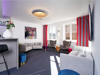 Jede Menge Raum für Gespräche und Entspannung bietet die Lounge des Meetingraums der FOX LOUNGES München