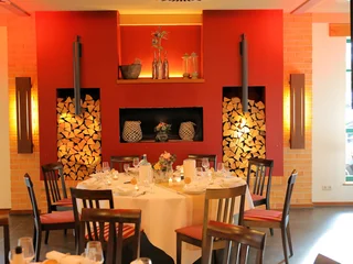 Kaminholz in den Wänden des Festsaals, Hof Frien, Uchte