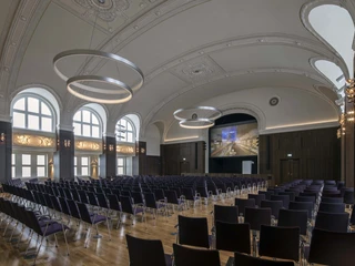 Alle Augen sind auf Sie gerichtet! In der Theaterbestuhlung können bis zu 390 Personen sitzen