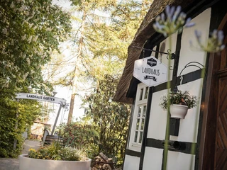 Die Eingänge zum Landhaus und in den schönen Garten der Wohnküche