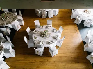 Sicht von der Galerie auf festlich gedeckte Tische Festsaal Hof Frien Uchte