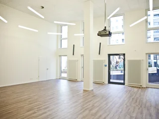 Saal der pme Akademie, Hamburg, leer, Beamer und Blick nach draußen