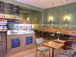 Der wunderschöne Gastraum des Cafés Sterntal Rheinstraße in Berlin
