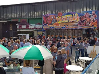 Markt im Hamburger Hafen und an dem Eventschiff BLEICHE