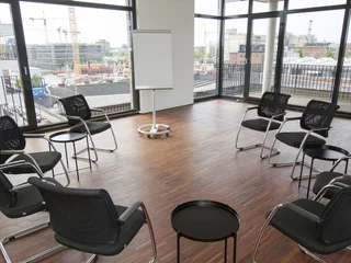 Stuhlkreis im k.brio Loft mit herrlichem Blick in den Europahafen