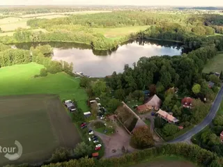 Von oben sieht man auf den herzförmigen Ankersee im Herzogtum Lauenburg, wo sich gleich nebenan die Diele am See befindet