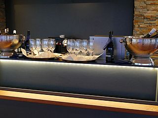 Stilvolle Bar mit kühlenden Getränken im Fly Deck des ecos office center bremen teerhof 
