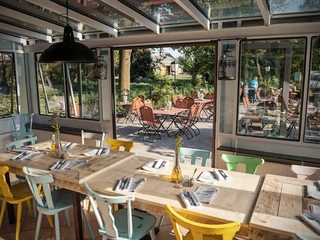 Auf dem Wintergarten gelanden Sie direkt auf die einladende Terasse