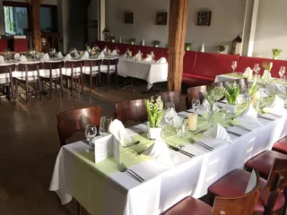 Hübsch eingedeckte Tische im Bistro des Gut Karlshöhe in Hamburg