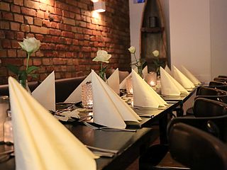 Finden Sie und Ihre Gäste Platz an den elegant eingedeckten Tischen des LaSall in Hannover