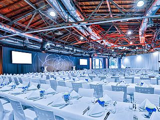 Ganz in weiß und mit zwei Leinwänden bietet der Eventbereich der Lokhalle Mainz einen tollen Ort für Präsentationen