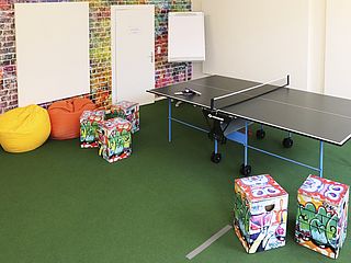Abschalten bei einer Tischtennispartie im Kreativ-Raum des Fruchthof Campus Hamburg