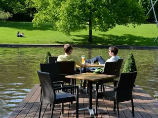 Genießen Sie die ersten Sonnenstrahlen auf dem Steg des Park Cafés