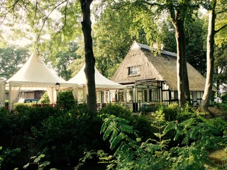 Ansicht aus der Ferne auf die Wohnküche Landhaus am Deich Bremen