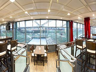 Eine große Fensterfront sorgt in der Rothenbaum Lounge Hamburg für angenehme Lichtverhältnisse