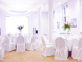 Eine Hochzeit ganz in weiß im großen Saal des Georgie in Hamburg