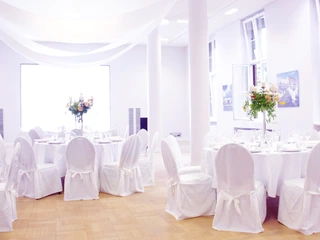 Eine Hochzeit ganz in weiß im großen Saal des Georgie in Hamburg