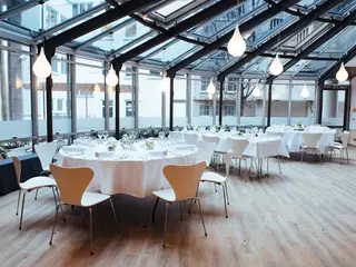 Als wäre man draußen! Natürliches Licht erhellt den Pavillion mit runden Tischen im theo.2.meet in Stuttgart 