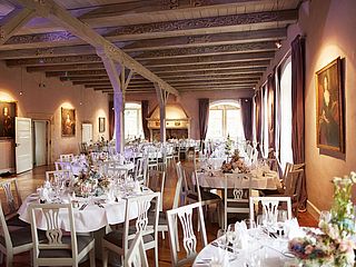Tischgruppen mit Hochzeitsdekoration im Rittersaal des Wasserschlosses in Hülsede