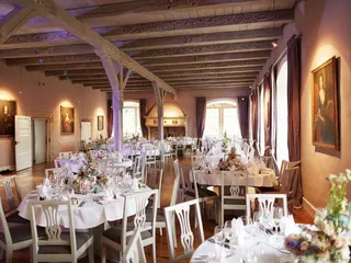 Tischgruppen mit Hochzeitsdekoration im Rittersaal des Wasserschlosses in Hülsede