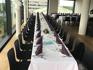 Festlich gedeckter Tisch für die Hochzeit im Bridge Deck des ecos office center bremen teerhof 