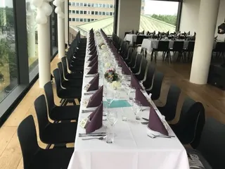Festlich gedeckter Tisch für die Hochzeit im Bridge Deck des ecos office center bremen teerhof 
