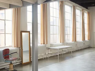 Die großzügige Fensterfront im Tageslichtstudio von Network Studios sorgt für optimale Lichtverhältnisse.