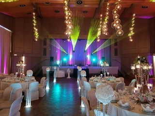 Der Festsaal im Potpourri in Bad Fallingbostel kann mit effektvoller Ausleuchtung überzeugen