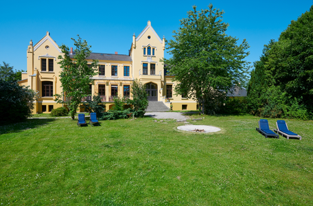Großflächiger Schlosspark mit Teich