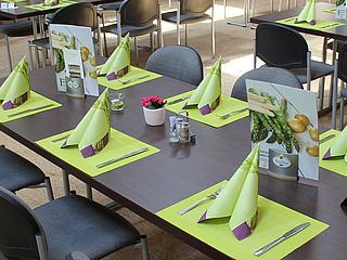 Frühlingshafte Tischdekoration in der Partyscheune des Bauernhof Lehmann in Celle