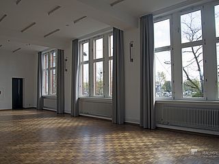 Hohe Fenster sorgen für viel Tageslicht im Lichthaus in Bremen 