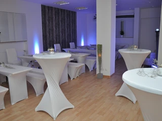 Tischreihen und Säulen Eventraum Polterabend Offenbach