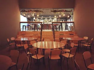 Gemütlicher Sitzbereich direkt bei der Bar in der Eventlocation im Body-Life Frankfurt