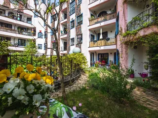 Frische Luft können Sie auf der Terrasse des ecos office center magdeburg im Hundertwasserhaus
