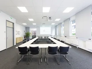 Mit einer Bestuhlung in Blockform finden bis zu 30 Personen im Raum Picasso 1 des ecos office centers Darmstadt Platz, wobei sich alle Gäste anschauen können und eine wunderbare Gesprächsatmosphäre entsteht