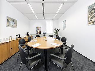 Im Besprechungsraum medium im ecos office center Wiesbaden finden bis zu 8 Personen an dem ovalen Tisch Platz
