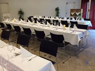 Eine mögliche Tischformation im Tagungsraum R1 auf dem Gut Karlshöhe in Hamburg