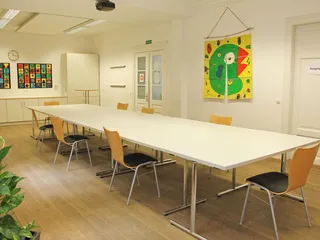Der Tagungsraum R2 des gut Karlshöhe in Hamburg ist hell und freundlich sowie mit Platz, um den Mindestabstand beim Arbeiten in kleinen Gruppen einzuhalten 