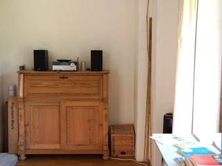 Eine Musikanlage sowie ein Büchertisch stehen Ihnen im Seminarraum des Seminarhof Feuerborn in Osterholz-Scharmbeck ebenfalls zur Verfügung