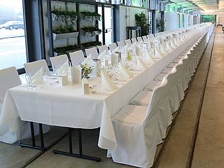 Die lange Tafel bietet nicht nur Platz für viele Gäste, sondern verleiht dem Foyer mit hellem Weiß ein elegantes Aussehen im Kulturwerk ©Mehrzwecksäle Norderstedt