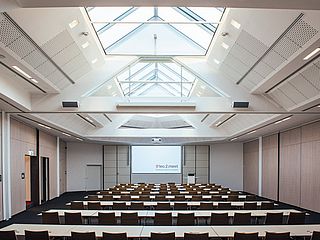 Das helle Atrium im theo.2.meet in Stuttgart bietet Raum für Veranstaltungen, wie Schulungen, Pressekonferenzen oder Diskussionsrunden 