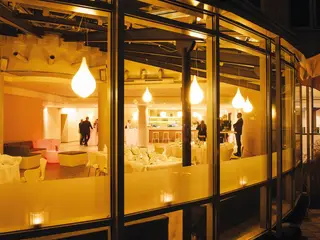 Am Abend erstrahlt der Pavillion des theo.2.meet in Stuttgart in warmen Licht