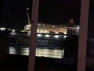 Blicken Sie nachts auf die bezaubernden Lichter vor den Fenstern des Hafenblick in Travemünde
