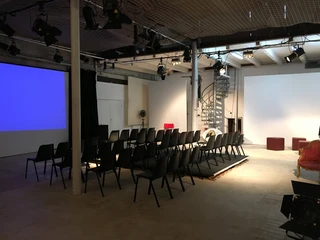 Hamburg Theater Marzipanfabrik WhiteHall bestuhlt, Leinwand