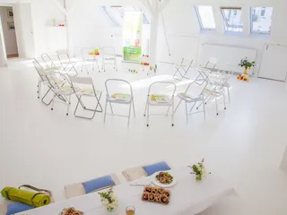 Freundlich und lichtdurchflutet ist das Y8 super geeignet für Seminare und Workshops