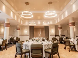 Rundtische im Festsaal des Hotel Haberkamp in Achim-Uphusen 