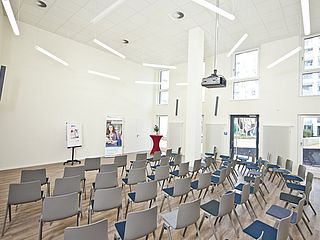 Großer Saal der pme Akademie, Hamburg, inklusive Beleuchtung und Beamer