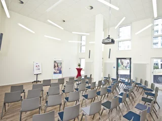 Großer Saal der pme Akademie, Hamburg, inklusive Beleuchtung und Beamer