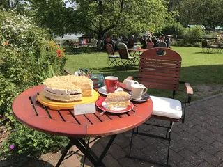 Die leckere Apfel Krokant Torte gibt es in der Diele am See im Herzogtum Lauenburg 