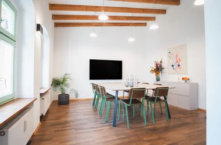 Moderne Meetinglocation mit Terrasse im Grünen mit Garten